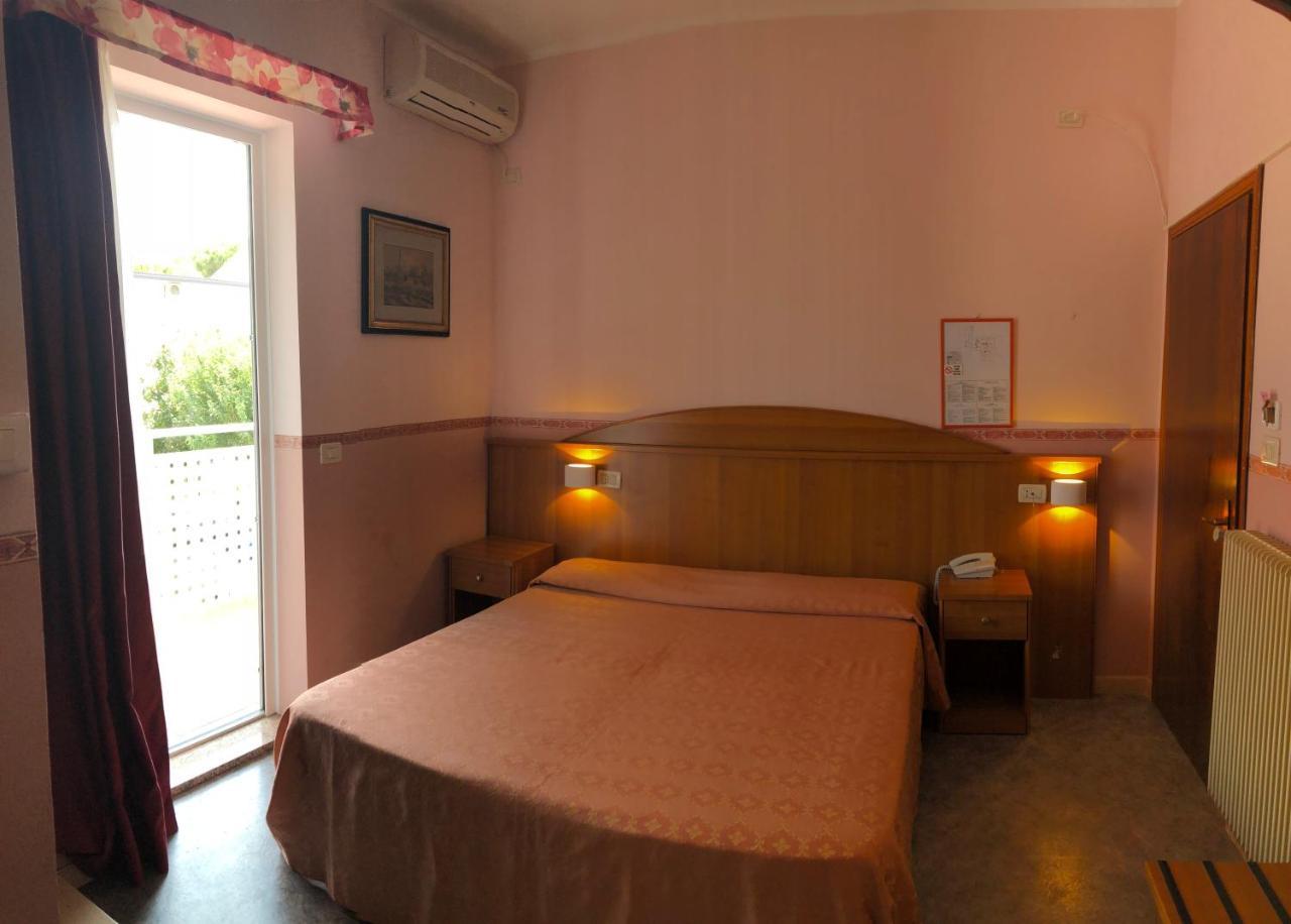 Hotel Al Ponte Линяно Сабиадоро Екстериор снимка